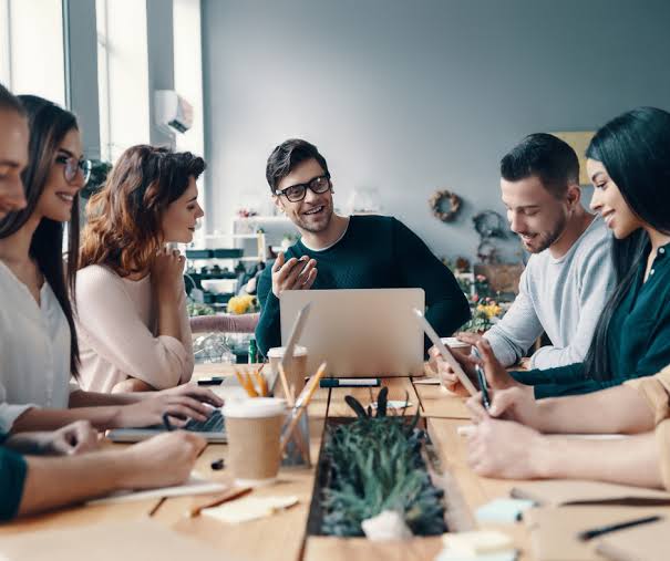 Agencja eventowa czy in-house? Kalkulator kosztów dla firm 50–500 osób