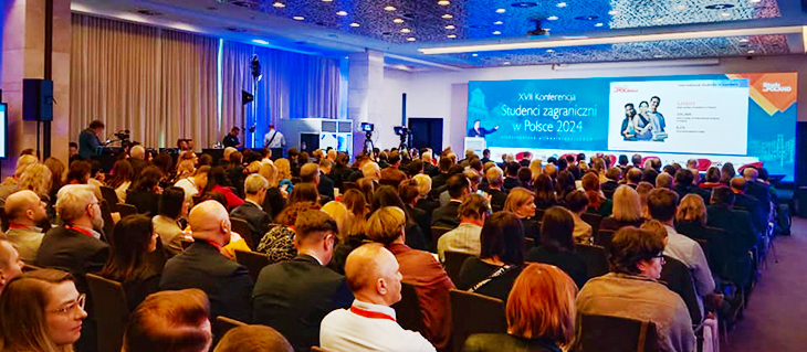 Ile kosztuje hostessa i obsługa recepcji na konferencji? Stawki 2026