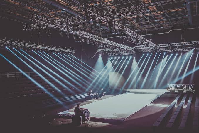Ile kosztuje scena na event? Konstrukcje sceniczne — cennik 2026