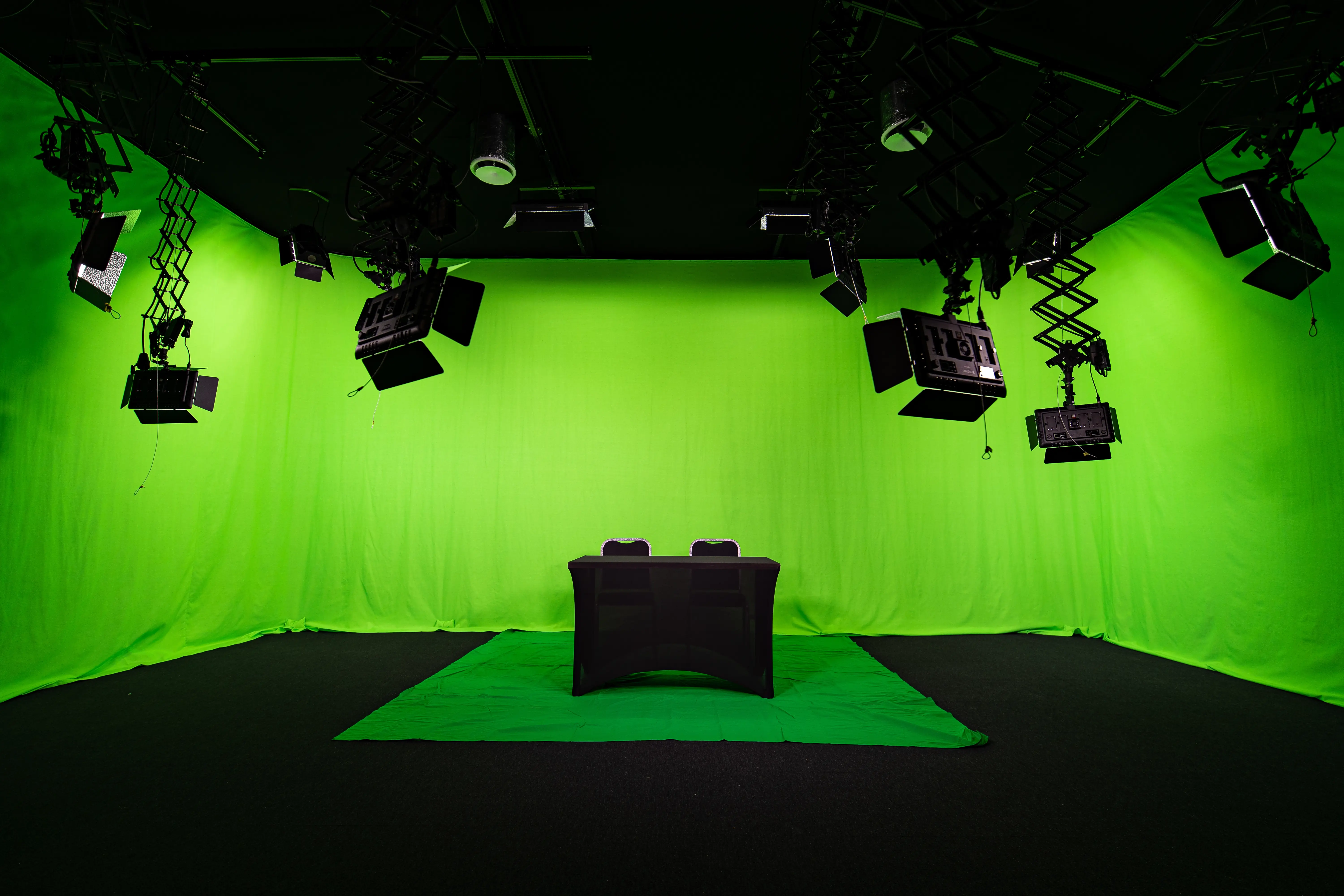 Studio do webinarów — kiedy warto nagrywać profesjonalnie zamiast z biurka?